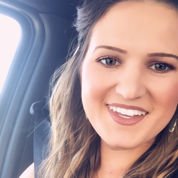 Meet your Posher, Jessica - Picture 1 of 2